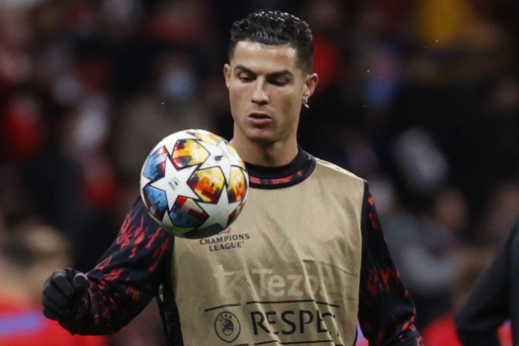 Ronaldo con un pallone di Champions league