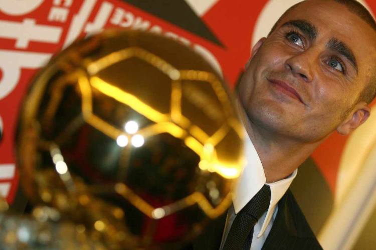 Fabio Cannavaro sorridente vicino al Pallone d'Oro vinto