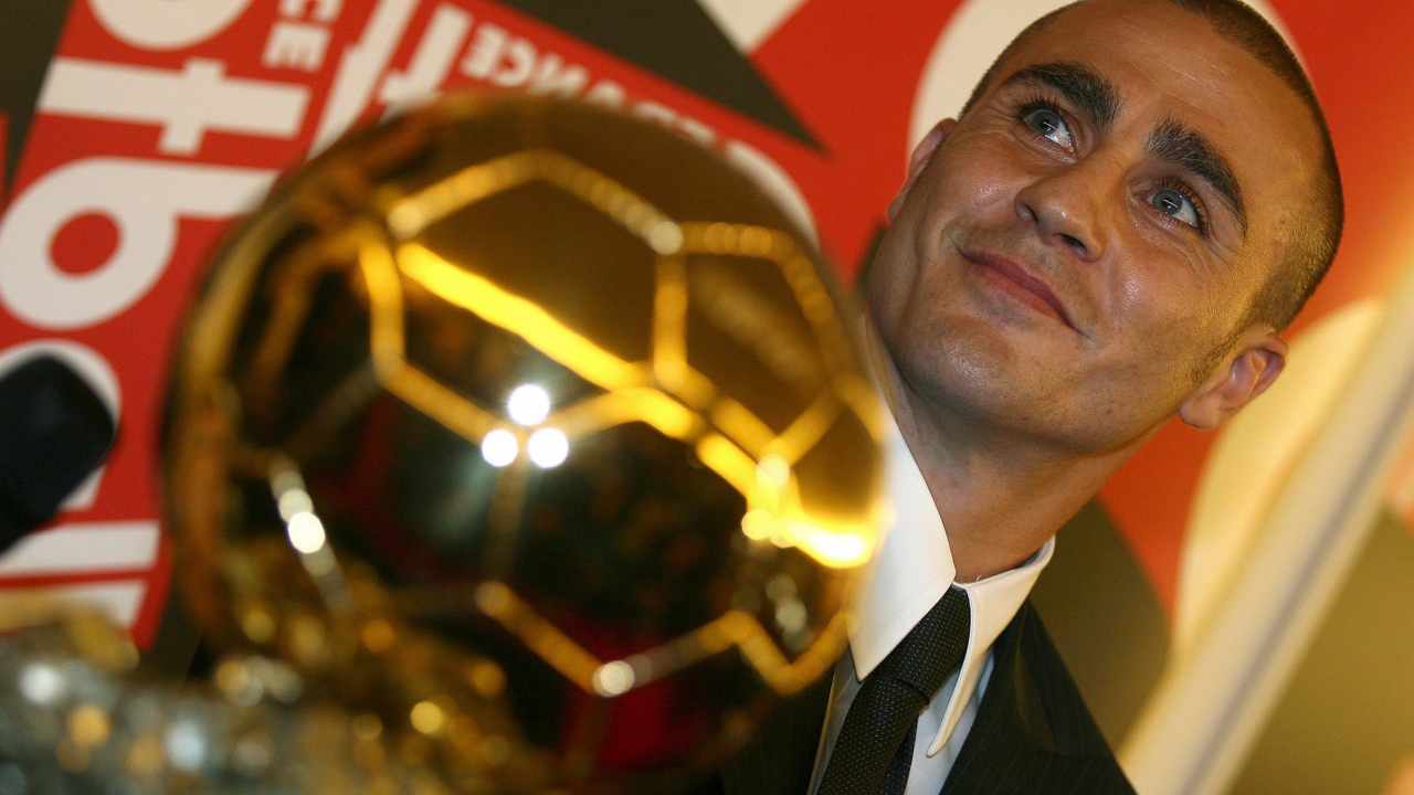 Fabio Cannavaro vicino al Pallone d'Oro vinto