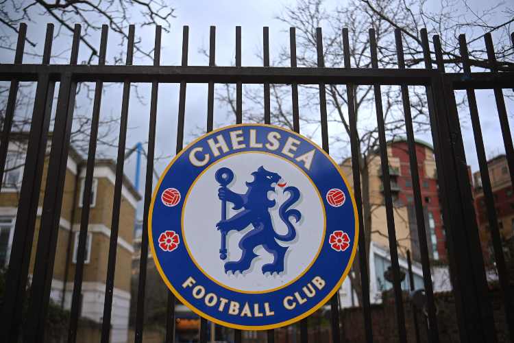 Il simbolo del Chelsea su un cancello