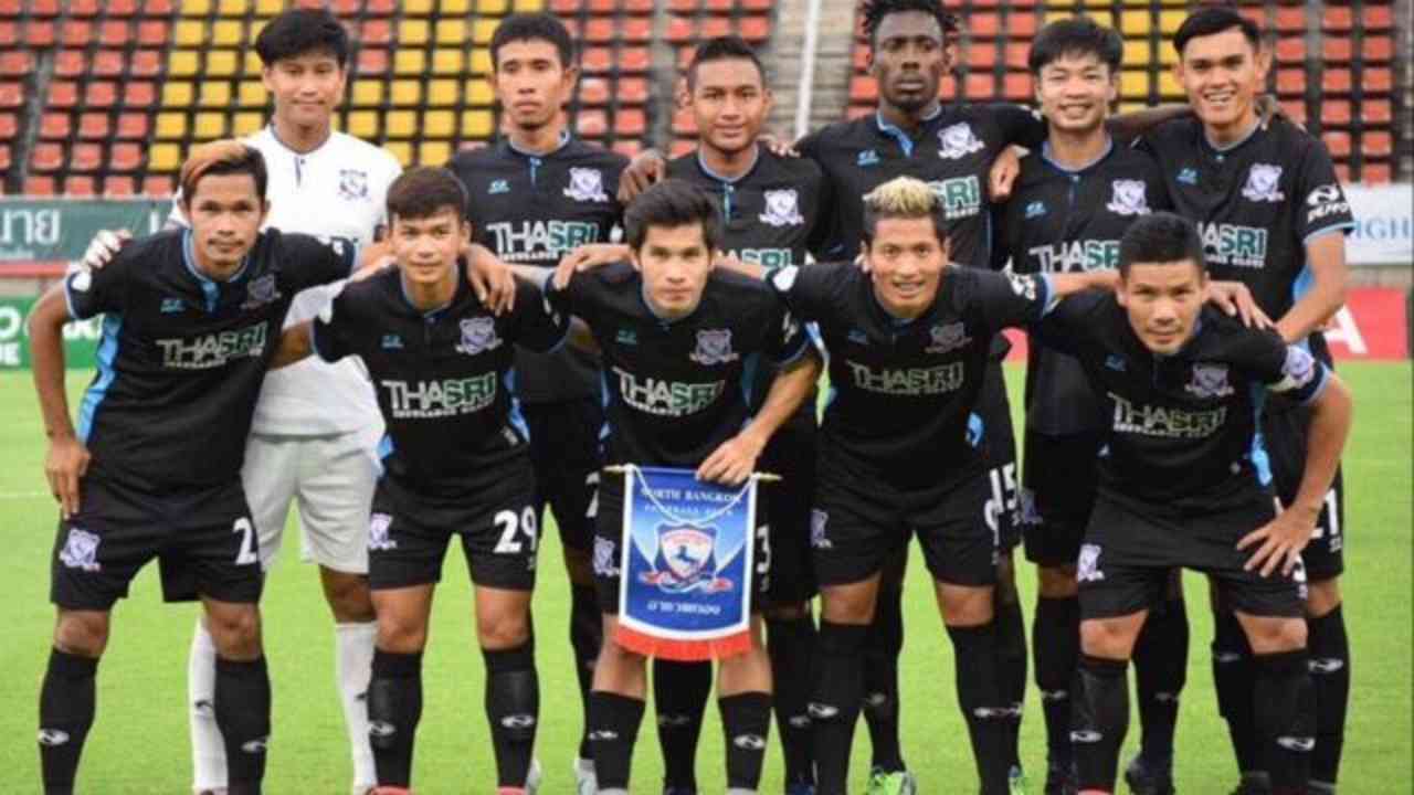 La squadra di calcio del North Bangkok University