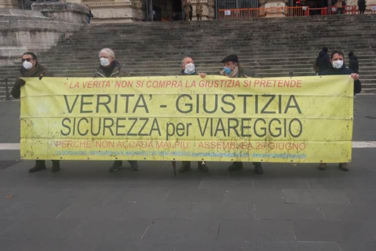 Uno striscione inerente alla strage di Viareggio di fronte la corte suprema