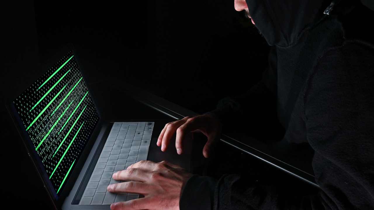 Un hacker di fronte a un pc