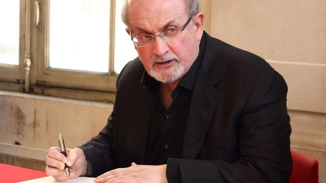 Salman Rushdie, un'altra scrittrice minacciata di morte