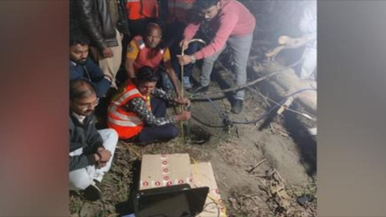 Bimbo di 8 anni cade in un pozzo profondo 17 metri: corsa contro il tempo  in India per salvarlo